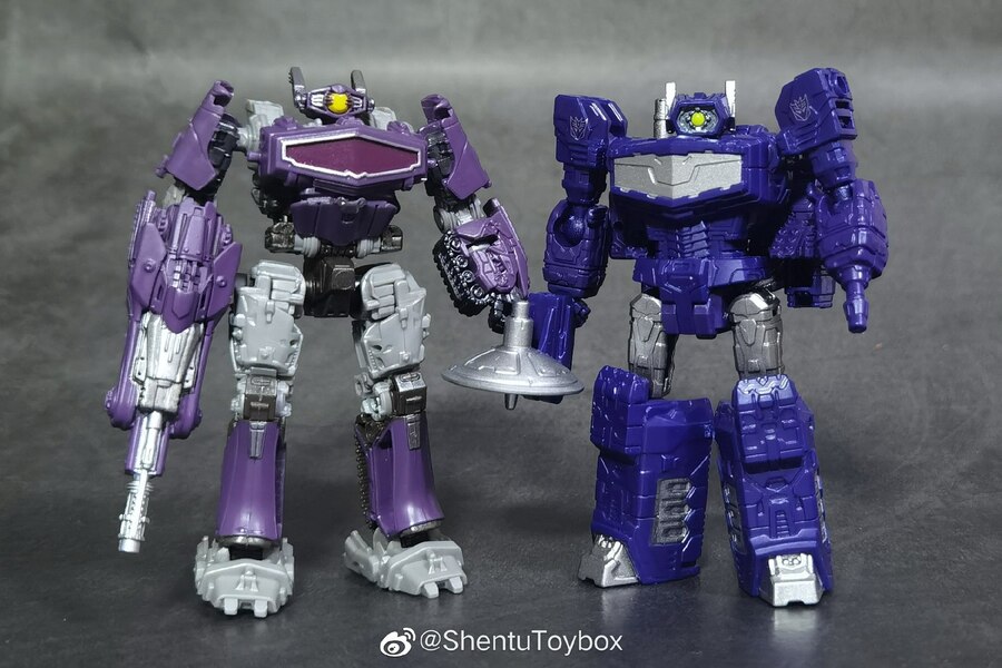 Transformers Legacy Core Class Shockwave In Hand Image  (8 of 9)